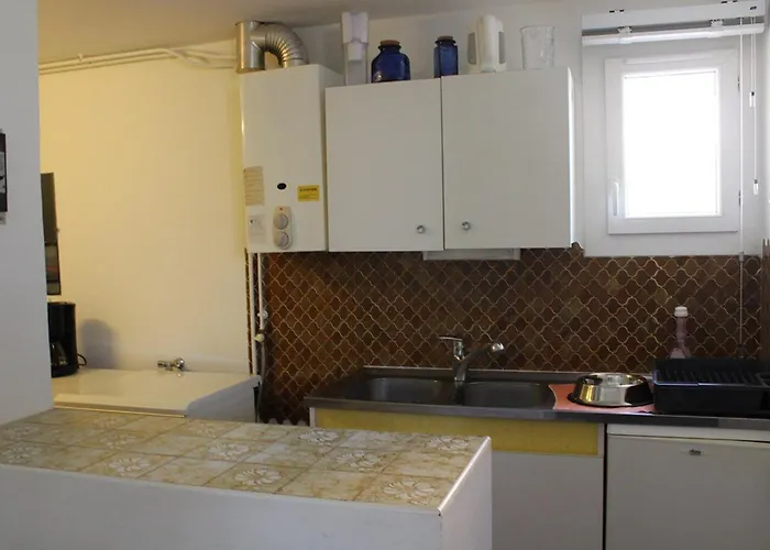 T2 Pour 4 Pers, Proche Et Commerces, Parking, Clim, Wi-fi - Fr-1-607-223 *